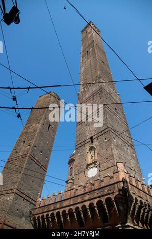 Bologna, Italien. 07th. Juli 2021. Two Towers Asinelli und Garisenda Kredit: Unabhängige Fotoagentur/Alamy Live Nachrichten Stockfoto