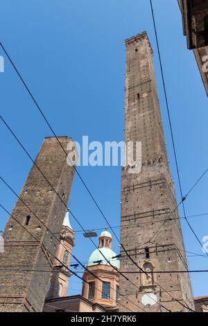 Bologna, Italien. 07th. Juli 2021. Two Towers Asinelli und Garisenda Kredit: Unabhängige Fotoagentur/Alamy Live Nachrichten Stockfoto