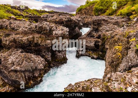 Die Barnafoss-Fälle bei Hraunfossar, in der Nähe von Borgarnes, Island Stockfoto