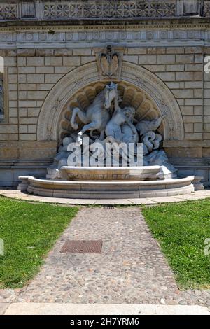 Bologna, Italien. 07th. Juli 2021. Bologna - der Brunnen der Nymphe und Seepferde (Marmor aus Carrara Scalinata) im Park - Parco della Montagnola Kredit: Unabhängige Fotoagentur/Alamy Live Nachrichten Stockfoto