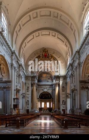 Bologna, Italien. 07th. Juli 2021. Kathedrale von San Pietro von der Via dell'Indipendenza aus gesehen. Bologna. Italien. Kredit: Unabhängige Fotoagentur/Alamy Live Nachrichten Stockfoto