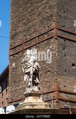 Bologna, Italien. 07th. Juli 2021. Two Towers Asinelli und Garisenda Kredit: Unabhängige Fotoagentur/Alamy Live Nachrichten Stockfoto