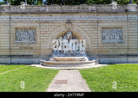 Bologna, Italien. 07th. Juli 2021. Bologna - der Brunnen der Nymphe und Seepferde (Marmor aus Carrara Scalinata) im Park - Parco della Montagnola Kredit: Unabhängige Fotoagentur/Alamy Live Nachrichten Stockfoto