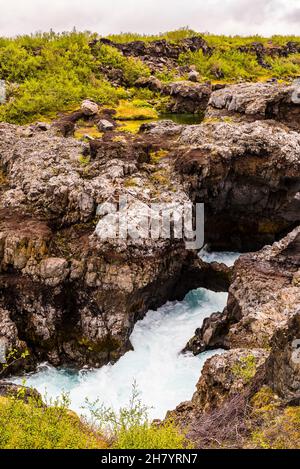 Nahaufnahme der Barnafoss-Fälle bei Hraunfossar, in der Nähe von Borgarnes, Island Stockfoto