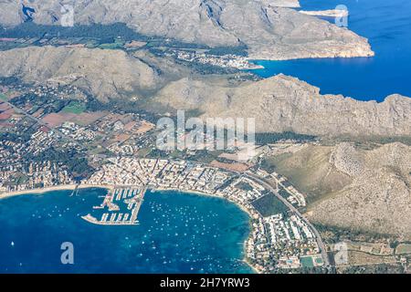 Port de Pollenca auf Mallorca Marina Hafen mit Booten Urlaub Luftbild in Spanien Tourismus Stockfoto