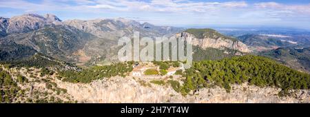 Ruinen der Burg Castell Alaro auf Mallorca Berglandschaft Landschaft Reise Reisen Urlaub Luft Foto Ansicht Panorama in Spanien Stockfoto