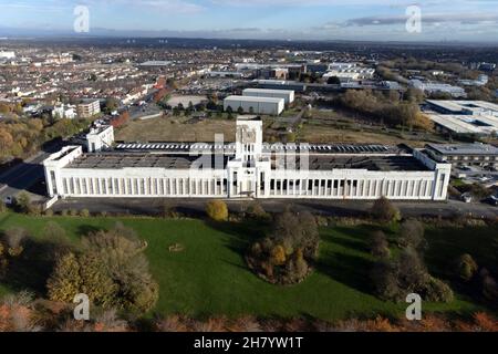 Liverpool, Großbritannien, 26th. November 2021. Eine Luftaufnahme von Novermber 17th zeigt das kultige Littlewoods-Gebäude in Liverpool, das für eine mögliche Sanierung im Wert von £70m bestimmt ist, die große Studios, kreative Büroflächen und neue Medieneinrichtungen umfassen würde. Das Programm könnte fast 4.000 Arbeitsplätze schaffen und Liverpool zu einem der führenden TV- und Filmzentren Europas machen. Kredit: Jon Super/Alamy. Stockfoto