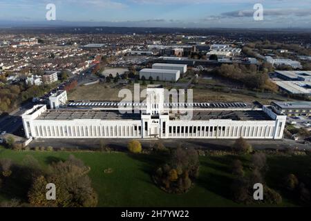 Liverpool, Großbritannien, 26th. November 2021. Eine Luftaufnahme von Novermber 17th zeigt das kultige Littlewoods-Gebäude in Liverpool, das für eine mögliche Sanierung im Wert von £70m bestimmt ist, die große Studios, kreative Büroflächen und neue Medieneinrichtungen umfassen würde. Das Programm könnte fast 4.000 Arbeitsplätze schaffen und Liverpool zu einem der führenden TV- und Filmzentren Europas machen. Kredit: Jon Super/Alamy. Stockfoto