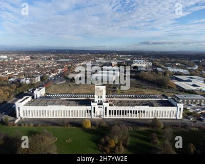 Liverpool, Großbritannien, 26th. November 2021. Eine Luftaufnahme von Novermber 17th zeigt das kultige Littlewoods-Gebäude in Liverpool, das für eine mögliche Sanierung im Wert von £70m bestimmt ist, die große Studios, kreative Büroflächen und neue Medieneinrichtungen umfassen würde. Das Programm könnte fast 4.000 Arbeitsplätze schaffen und Liverpool zu einem der führenden TV- und Filmzentren Europas machen. Kredit: Jon Super/Alamy. Stockfoto