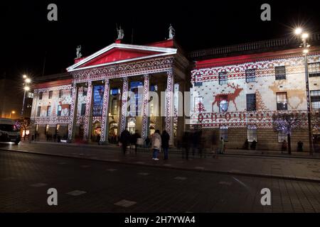 Dublin, Irland - 24. November 2021: Das General Post Office in der O'Connell Street, beleuchtet in Weihnachtslichtern. Stockfoto