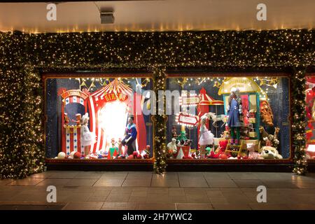 Dublin, Irland - 24. November 2021: weihnachtsfenster im zirkus-Stil im Arnotts Department Store in der Henry Street. Stockfoto