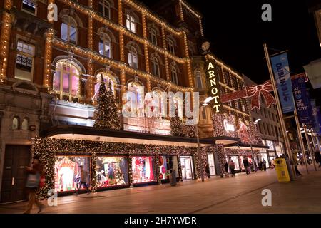 Dublin, Irland - 24. November 2021: Im berühmten Arnotts Department Store in der Henry Street, The, passieren die Käufer die Weihnachtslichter und Dekorationen Stockfoto