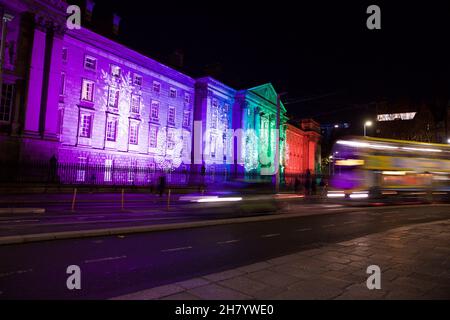 Dublin, Irland - 24. November 2021: Trinity College Dublin auf College Green mit einer festlichen Weihnachts-Lichtshow beleuchtet. Stockfoto