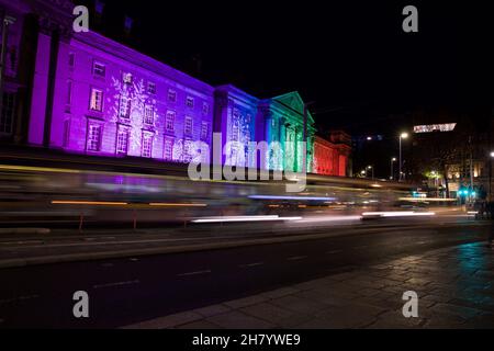Dublin, Irland - 24. November 2021: Trinity College Dublin auf College Green beleuchtet mit einer festlichen Weihnachts-Lichtshow und den Lichtwegen von Stockfoto