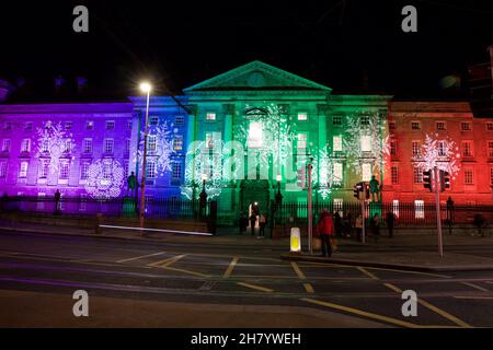 Dublin, Irland - 24. November 2021: Trinity College Dublin auf College Green mit einer festlichen Weihnachts-Lichtshow beleuchtet. Stockfoto