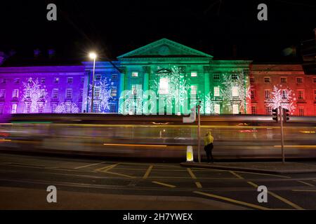 Dublin, Irland - 24. November 2021: Trinity College Dublin auf College Green beleuchtet mit einer festlichen Weihnachts-Lichtshow und den Lichtwegen von Stockfoto