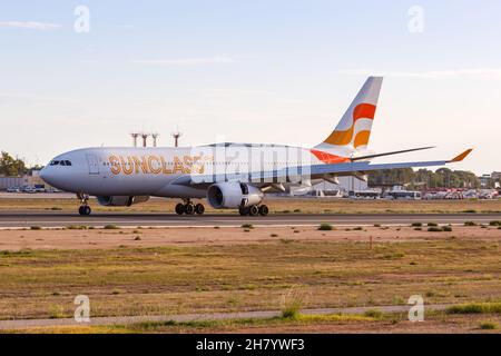 Palma de Mallorca, Spanien - 23. Oktober 2021: Flugzeug von Sunclass Airlines Airbus A330-200 am Flughafen Palma de Mallorca (PMI) in Spanien. Stockfoto