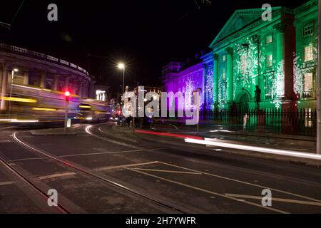 Dublin, Irland - 24. November 2021: Ampelwege am College Green. Das Trinity College Dublin ist auf der rechten Seite zu sehen, beleuchtet mit einem Festfest Stockfoto