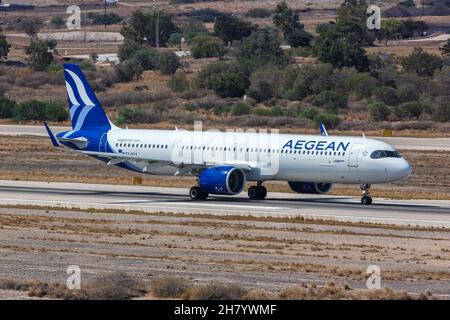 Santorini, Griechenland - 4. August 2021: Airbus A321neo von Aegean Airlines auf dem griechischen Flughafen Santorini (JTR). Stockfoto