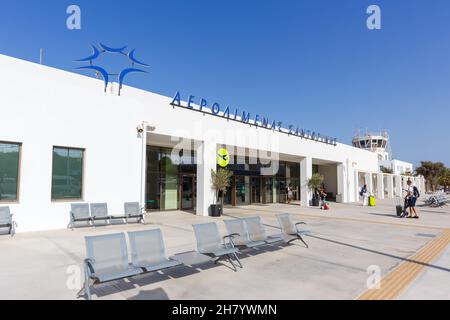 Santorini, Griechenland - 4. August 2021: Terminal des Flughafens Santorini (JTR) in Griechenland. Stockfoto