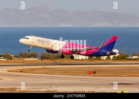 Santorini, Griechenland - 4. August 2021: Wizzair Airbus A321 am Flughafen Santorini (JTR) in Griechenland. Stockfoto