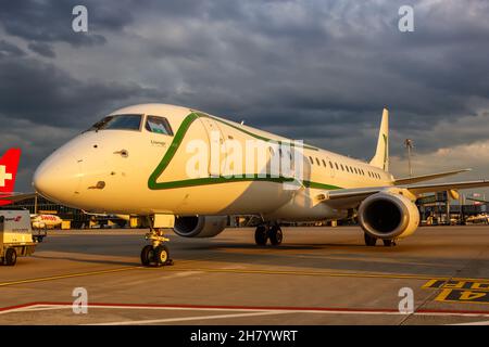 Zürich, Schweiz - 22. Juli 2020: Flugzeug AirX Charter Embraer Lineage 1000 am Flughafen Zürich (ZRH) in der Schweiz. Stockfoto