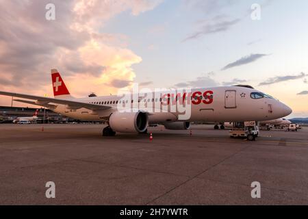 Zürich, Schweiz - 22. Juli 2020: Schweizer Airbus A220-300 am Flughafen Zürich (ZRH) in der Schweiz. Stockfoto