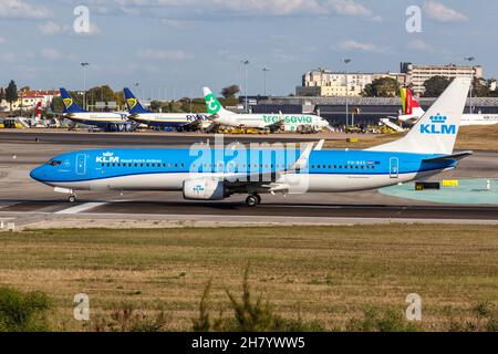 Lissabon, Portugal - 22. September 2021: Flugzeug der KLM Boeing 737-900 am Flughafen Lissabon (LIS) in Portugal. Stockfoto