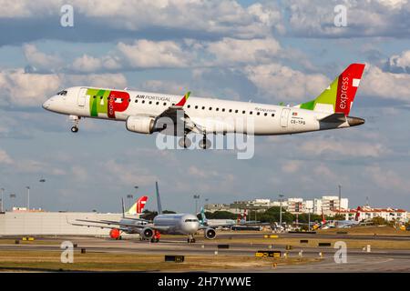 Lissabon, Portugal - 22. September 2021: TAP Portugal Express Embraer 190 Flugzeug am Flughafen Lissabon (LIS) in Portugal. Stockfoto