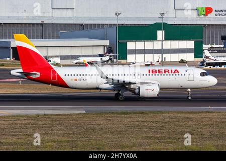 Lissabon, Portugal - 24. September 2021: Iberia Airbus A320neo am Flughafen Lissabon (LIS) in Portugal. Stockfoto