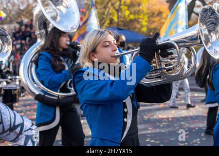 New York, Usa. 25th. November 2021. Ann Richards School Marching Band aus Austin, TX, treten bei der jährlichen Macy's Thanksgiving Day Parade 95th in New York City auf. Kredit: SOPA Images Limited/Alamy Live Nachrichten Stockfoto