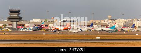 Faro, Portugal - 25. September 2021: Flugzeuge am Flughafen Faro (FAO) in Portugal. Stockfoto
