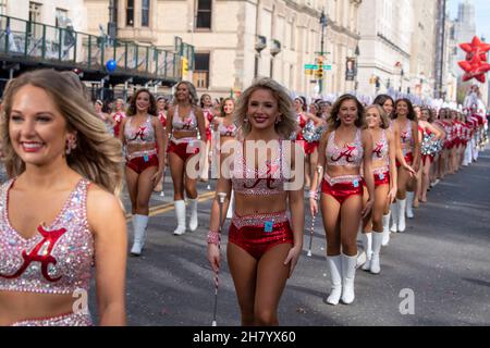 New York, Usa. 25th. November 2021. Die Marching Band der University of Alabama aus Tuscaloosa treten bei der jährlichen Macy's Thanksgiving Day Parade 95th in New York City auf. Kredit: SOPA Images Limited/Alamy Live Nachrichten Stockfoto