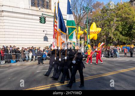 Die NYPD Police Band spielt während der jährlichen Macy's Thanksgiving Day Parade 95th in New York City. (Foto von Ron Adar / SOPA Images/Sipa USA) Stockfoto