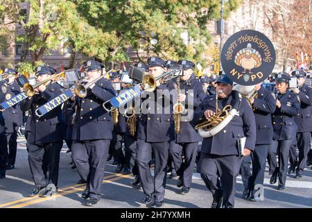 Die NYPD Police Band spielt während der jährlichen Macy's Thanksgiving Day Parade 95th in New York City. (Foto von Ron Adar / SOPA Images/Sipa USA) Stockfoto