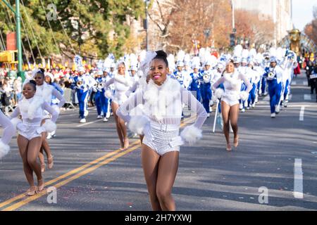 New York, Usa. 25th. November 2021. Hampton University Marching Band aus Hampton, treten bei der jährlichen Macy's Thanksgiving Day Parade 95th in New York City auf. (Foto von Ron Adar/SOPA Images/Sipa USA) Quelle: SIPA USA/Alamy Live News Stockfoto