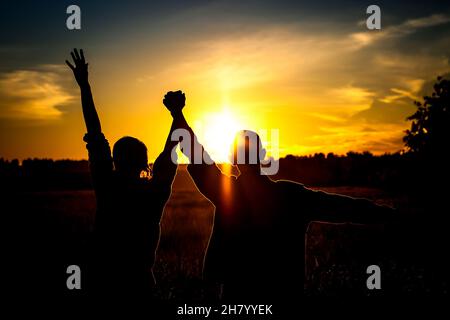 Vignettierung Foto von Silhouette von zwei Freunden bei Sonnenuntergang Stockfoto