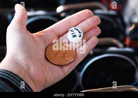 Bitcoin Bergbaufarm und Pandemie. Unser neues Leben. Hochwertige Fotos Stockfoto