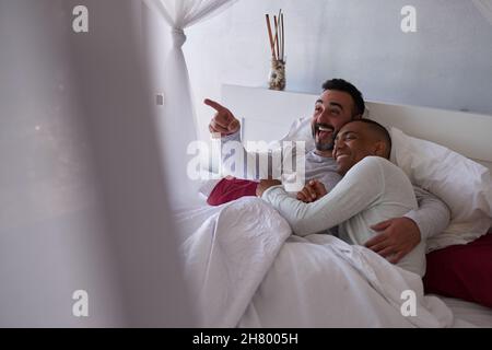 Ein interrassisches schwules Paar im Bett Stockfoto