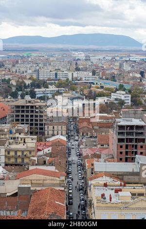 Vom Park Mall Gebäude aus hat man einen Blick auf die Innenstadt von Setif. Stockfoto