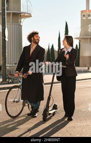 Zwei Freunde, die gemeinsam im Freien spazieren. Stockfoto