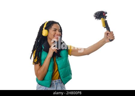 Bloggerin, die ein Video mit dem Smartphone aufzeichnet, während sie Inhalte für soziale Netzwerke erstellt. Stockfoto