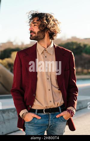 Hipster Mann gekleidet stilvoll im Freien stehen. Stockfoto