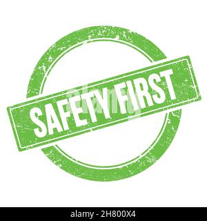 SICHERHEIT ERSTER Text auf grünem grungy runden Vintage Stempel. Stockfoto