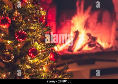 Frohes neues Jahr. Weihnachtskonzept und Hintergrund mit Kiefernästen, Lichtern und Bällen. Selektiver Fokus Stockfoto