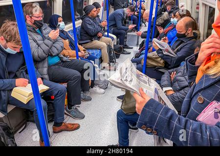 London, Großbritannien. 26th. November 2021. U-Bahn-Streik und sowohl die Northern Line als auch die Victoria Line betreiben einen regulären, aber reduzierten Service, der nicht überfüllt ist - die Maskenverwirrung geht im Untergrund weiter. Die Röhre ist voller und Masken sind immer noch obligatorisch, aber immer mehr Zahlen ignorieren die Anweisungen, die von gemischten Botschaften der Regierung angeführt werden. Kredit: Guy Bell/Alamy Live Nachrichten Stockfoto