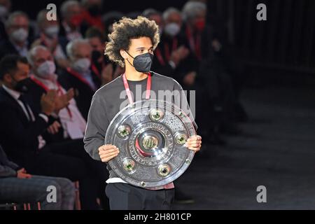 Leroy SANE (FC Bayern München) trägt den Meisterschaftspokal, Pokal in der Halle. Hauptversammlung 2021 des FC Bayern München e.V. am 25th. November 2021 im AUDI DOME. Stockfoto