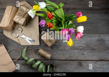 Mix aus Frühlingsblumen. Hintergrund mit Blumen Tulpen close-up verschiedenen Farben. Mehrfarbige Frühlingsblume. Geschenk. Rot, Rosa, Weiß und Gelb. Geschenkverpackung. Stockfoto