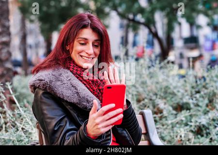 Frau bei einem Videoanruf mit ihrem Mobiltelefon. Stockfoto