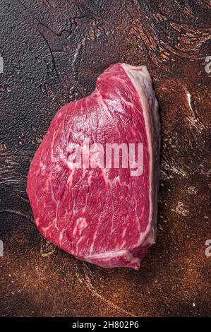 Rohes, geschnittenes Rumpsteak oder Spitzenfleisch aus Sirloin auf dem Fleischtisch. Dunkler Hintergrund. Draufsicht Stockfoto